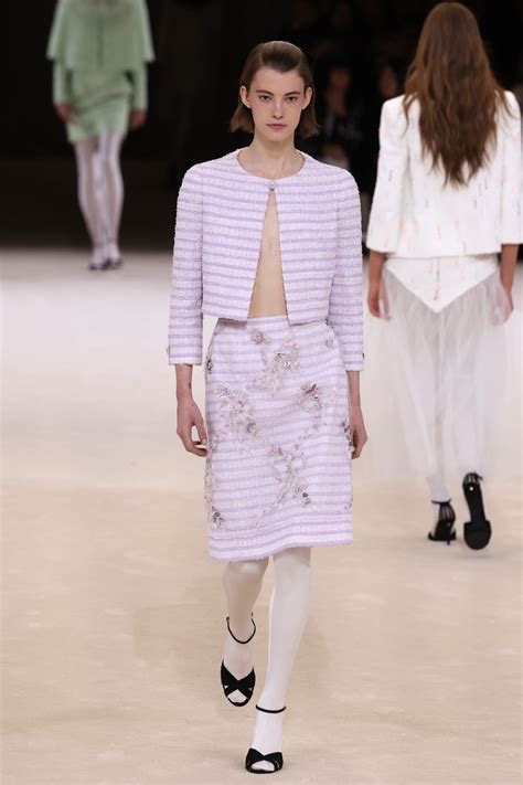 moños chanel|Chanel Haute Couture SS24: medias blancas, tul y otras .